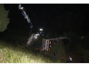 İzmir-Aydın Otoyolunda kamyon ile otomobil şarampole uçtu: 1 ölü bir yaralı