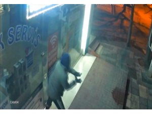 Cam kapıyı tuzla buz edip bir dakikada dükkanı boşaltan hırsızlar kamerada
