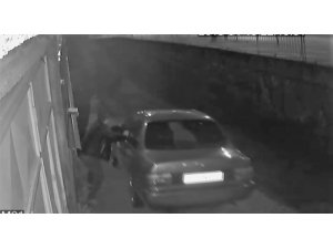 İçinde anne ve çocukları bulunan otomobil duvardan böyle uçtu