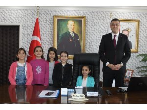 Yunak'ta ilçe protokolü koltuklarını çocuklara devretti