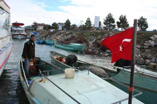 Balıkçı teknelerinde türk bayrağı dalgalanacak