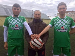 Baba kenarda, iki oğlu sahada ter döküyor