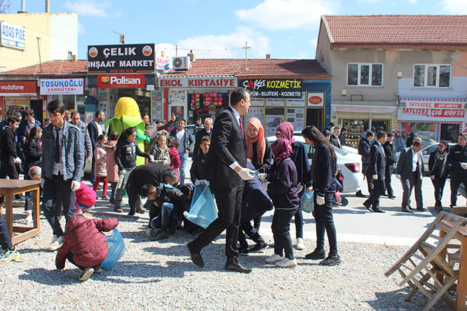 Öğrenciler, geri dönüşüme dikkat çekmek için çöp topladı