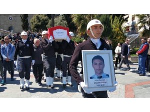 Asansör boşluğuna düşerek ölen genç polis toprağa verildi