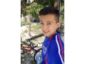 Motosikletiyle elektrik direğine çarpan çocuk ağır yaralandı