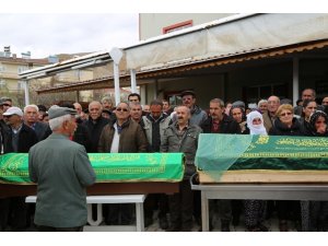 Tunceli’de bıçaklanarak öldürülen anne ve oğlu son yolculuğuna uğurlandı