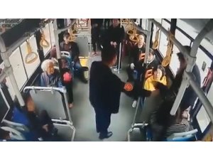 Kendisine yer vermeyen kadının kucağına oturup tokat attı