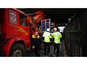 İş makinesi yüklü tır köprüde sıkıştı