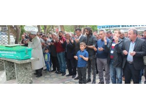 Bebeğini kaybeden anne bebeğinin battaniyesini elinden düşürmedi