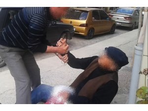 Defalarca yere yığıldı, yardıma gelene de tepki gösterdi