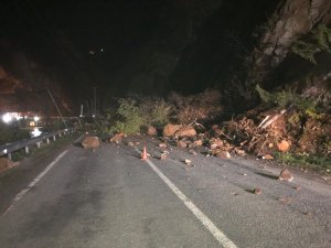Giresun’da heyelan: Karayolu trafiğe kapandı
