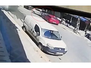 Çaldığı araçla polisten kaçarken, yayaya çarptı