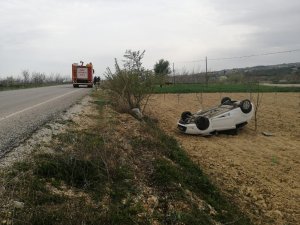 Takla atan otomobilden yaralı çıktılar