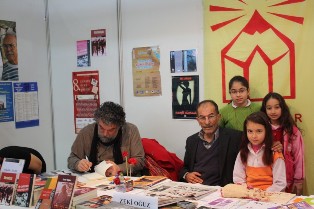 Oğuz Adana'da kitaplarını imzaladı