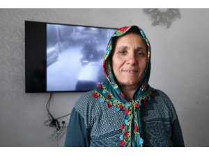 Otomobili soyan hırsızlar güvenlik kameralarına yakalandı