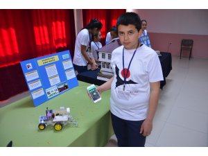 Çiftçi babaları zorluk çekmesin diye insansız tarım aracı yaptılar