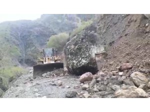 Dağdan kopan dev kaya parçası yolu ulaşıma kapattı