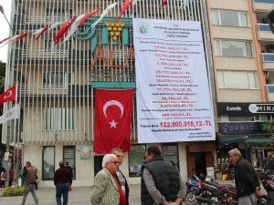 Devraldığı belediyenin borçlarını afişle açıkladı