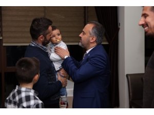 Efeler şampiyonluk pastasını çocuklarıyla kesti