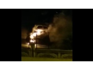 Bursa’da park halindeki otomobil alev alev yandı