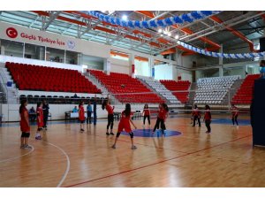 Genç Kızlar Voleybol müsabakaları başladı