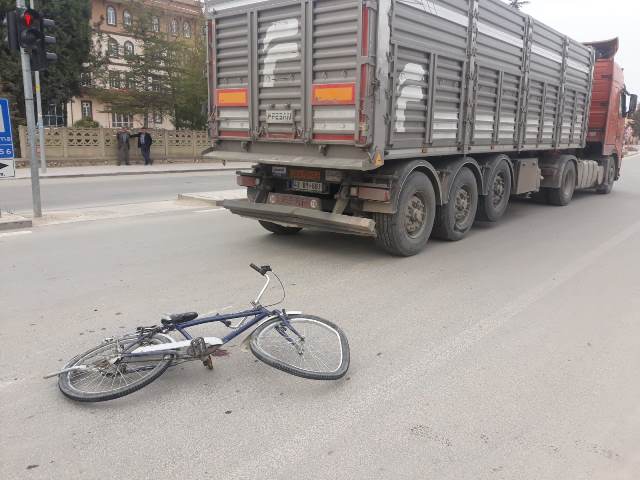 Kamyon, bisikletle çarpıştı: 1 yaralı