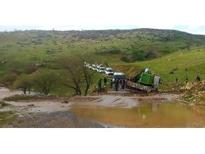 Siirt’te bir araç yolda biriken suda mahsur kaldı