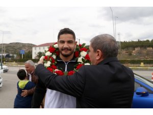 Şampiyon güreşçi Taha Akgül baba ocağında