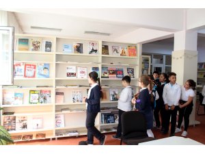 "Kütüphanenin bir günlük müdürü" Zeynep mesaiye başladı