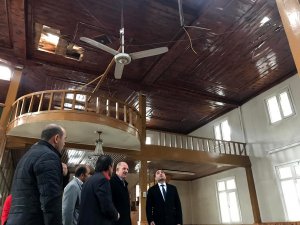 Kaymakam Partal yangında hasar gören camiyi inceledi