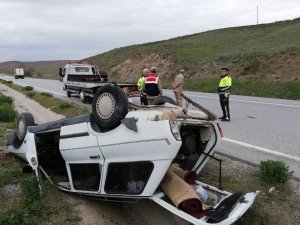 Lastiği patlayan otomobil refüje devrildi :1 yaralı