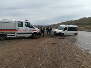 Acıçay’da mahsur kalan minibüs kurtarıldı