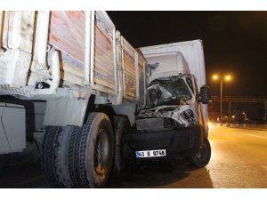 D100’de kamyonet, arızalanan kamyona arkadan çarptı: 2 yaralı