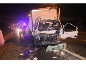 Kamyonet kamyona çarptı, TEM kilitlendi: 1 ağır yaralı