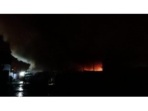Kocaeli’de belediyeye ait depo alev alev yanıyor