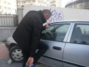 Kaza yapan sürücüden ilginç davranışları dikkat çekti