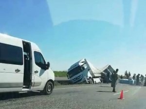 Tır refüje düştü: 1 yaralı