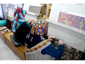 3 yılda dokuyorlar 9 bin lira kazanıyorlar