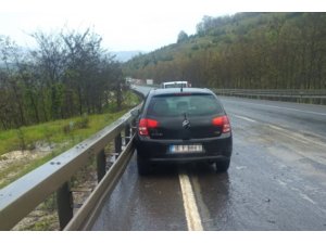 Otomobil bariyerlere çarptı: 2 yaralı