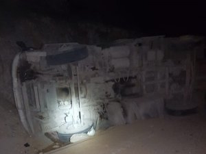 Bilecik seyir halindeki tır devrildi; sürücüsü yaralandı