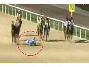 Attan düşen jokey, arkadan gelen atların altında kalmaktan son anda kurtuldu