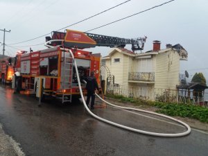 Yazlık evin çatısı yandı