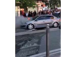 Seyir halindeki otomobil alev aldı