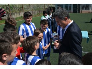Şampiyonlar kupasını Başkan Kaya’nın elinden aldılar