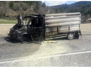 Kastamonu’da seyir halindeki kamyonet alev aldı