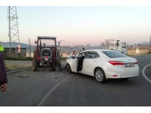 Elazığ'da otomobil ile traktör çarpıştı: 5 yaralı