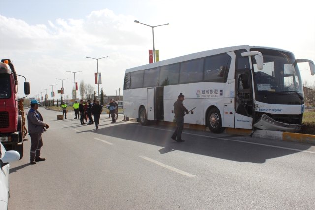 Konya'da Tur Otobüsü ile Otomobil Çarpıştı