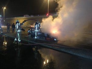 Kağıthane’de seyir halindeki otomobil alev aldı