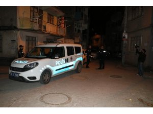 Dur ihtarına uymayan şüpheli gençleri, kovalamaca sonucu bekçiler yakaladı