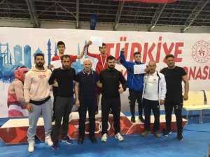 Van’ın demir yumruklu boksörü mersinden Türkiye şampiyonluğu ile döndü